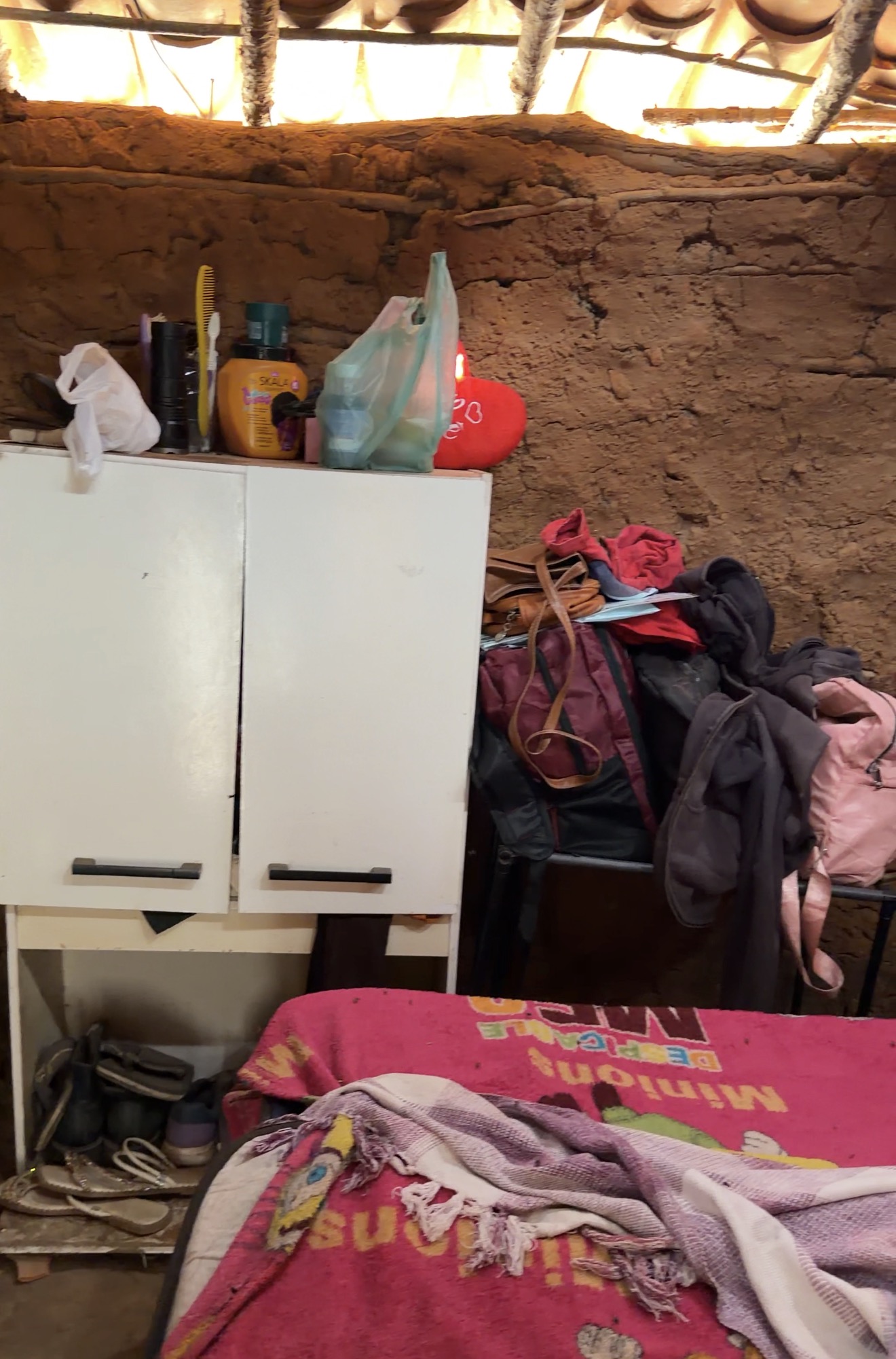 O caminho de barro que Maria José percorre todo dia